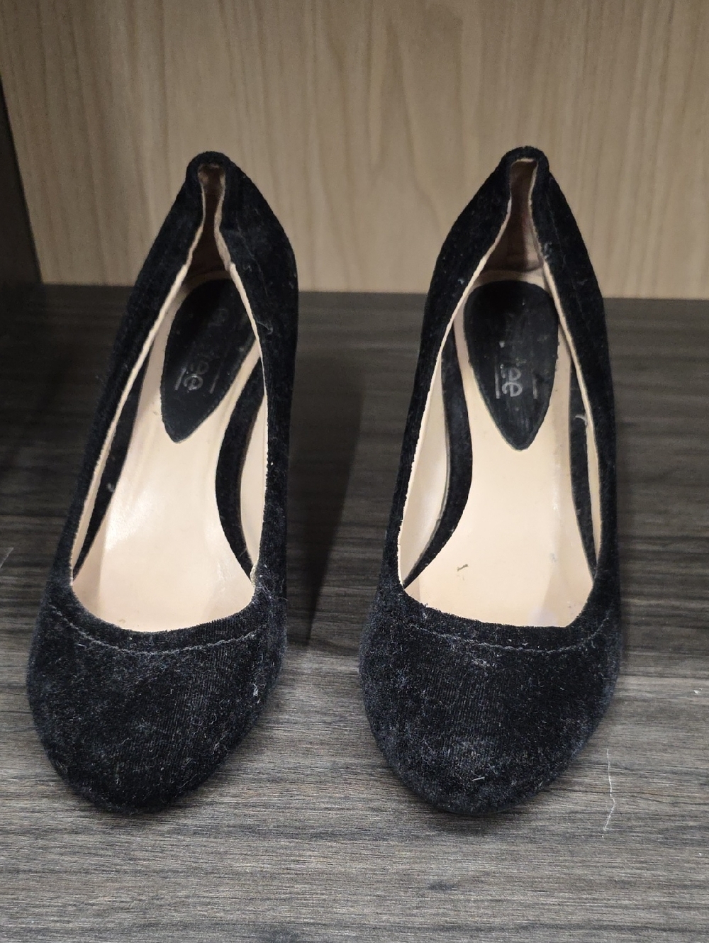 Black Women's Classic Round-Toe Pumps
